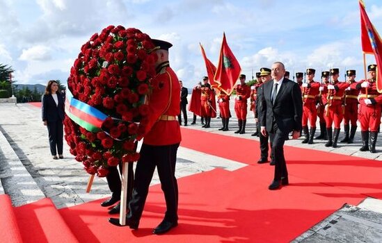 İlham Əliyev Tiranada "Mother Albaniya" abidəsini ziyarət edib - FOTO