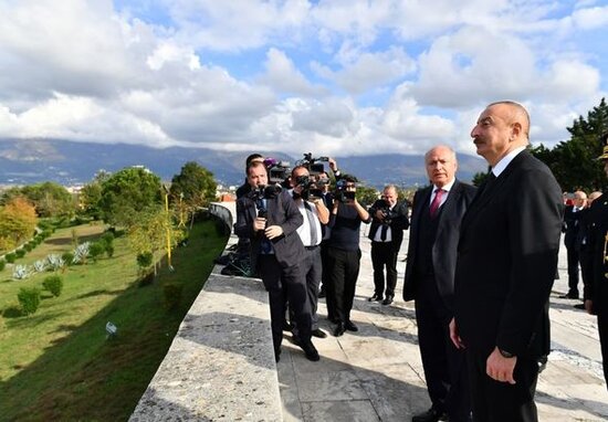 İlham Əliyev Tiranada "Mother Albaniya" abidəsini ziyarət edib - FOTO