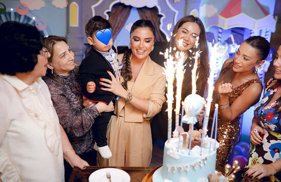 Azərbaycanlı aparıcı oğlunun ad günü şəkillərini paylaşıb, üzünü gizlətdi - FOTO