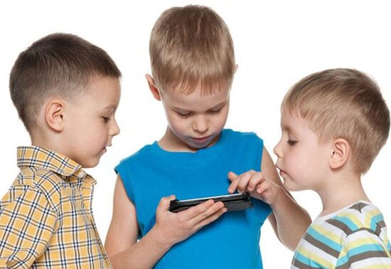 "Üç yaş bitənə qədər uşaqlar telefon və planşetlə tanış edilməməlidirlər" - Psixoloq