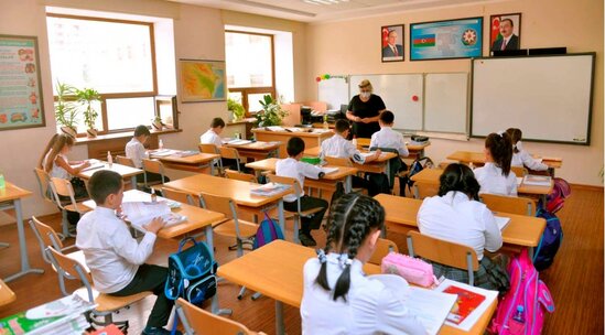 Deputat: "1 200 yerlik məktəbdə 4 500 şagird oxuyur"