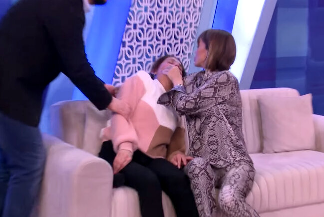 Uşaqları üçün efirə gələn qadının halı canlı yayımda pisləşdi - VİDEO