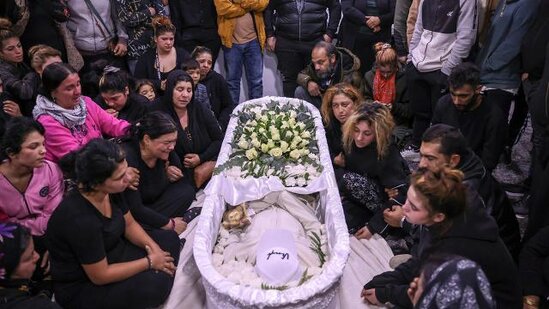 Yunanıstanda polisin açdığı atəş nəticəsində ölən gəncin dəfn mərasimi keçirilib