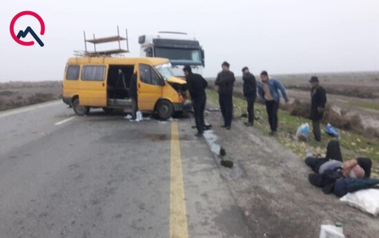 Yük maşını mikroavtobusla toqquşdu, yaralılar var - FOTO