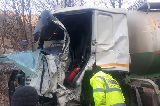 Kəlbəcərdə iki yük avtomobili toqquşdu: Xəsarət alan var - FOTO