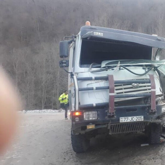 Kəlbəcərdə iki yük avtomobili toqquşdu: Xəsarət alan var - FOTO