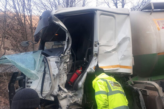 Kəlbəcərdə iki yük avtomobili toqquşdu: Xəsarət alan var - FOTO