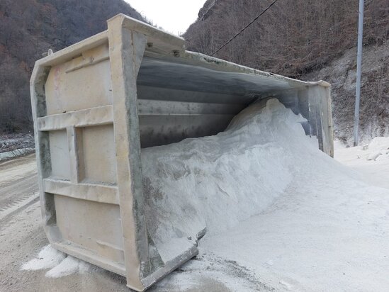 Kəlbəcərdə yük maşını aşdı, sürücü xəsarət aldı