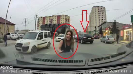 Bakıda qoçu xanım sürücü peyda oldu - Yolu kəsib maşına zərbələr endirdi - VİDEO