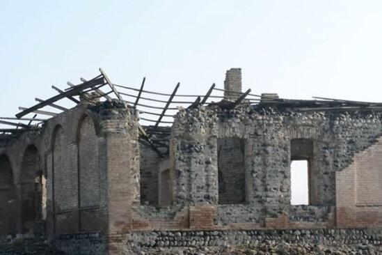 "Dövlət tərəfindən qorunur" sözlərinə yaraşmayan imarət - VİDEO