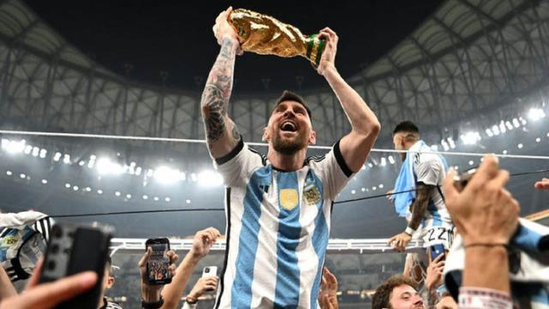 Messi şokda – Başı üzərinə qaldırdığı kubok saxta çıxdı