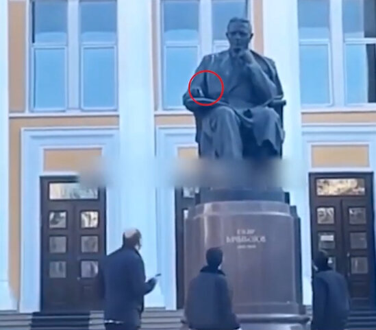 Üzeyir Hacıbəylinin heykəlinə ayaqqabı atan şəxslər cəzalandırılıb - YENİLƏNİB - VİDEO