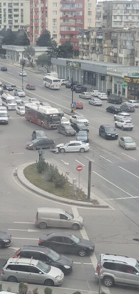 Bakıda dəhşətli qəza: BMW aşdı, "Toyota Camry" yolun ortasında qaldı - FOTO/VİDEO