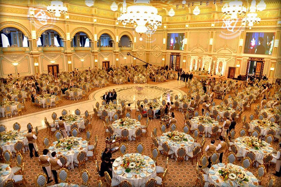 Bakıda toy zamanı oğurluq edən şəxs KAMERAYA DÜŞDÜ - Qadının çantasını... - VİDEO