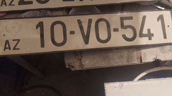 Azərbaycanda saxta avtomobil nömrəsi hazırlayan şəxs SAXLANILDI - FOTO/VİDEO