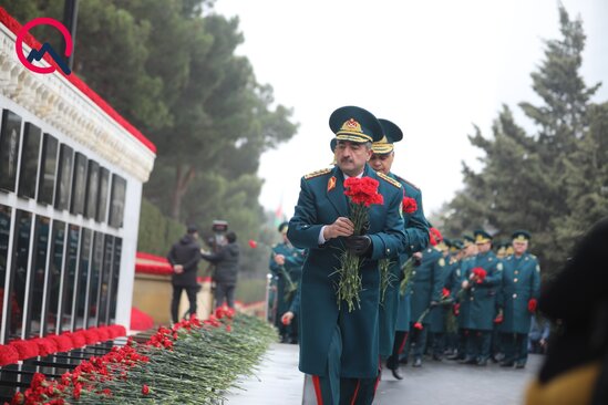 Yüksək vəzifəli məmurlar xiyabanda... - Fotolar