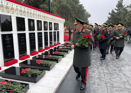 Müdafiə Nazirliyinin şəxsi heyəti Şəhidlər xiyabanını ziyarət edib - FOTO