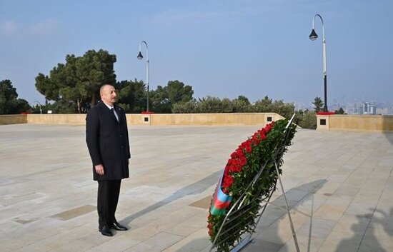 İlham Əliyev 20 Yanvar faciəsinin 33-cü ildönümü ilə əlaqədar Şəhidlər xiyabanını ziyarət edib - FOTO