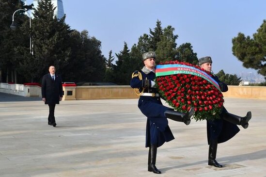 İlham Əliyev 20 Yanvar faciəsinin 33-cü ildönümü ilə əlaqədar Şəhidlər xiyabanını ziyarət edib - FOTO