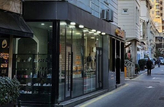 Bakıda tarixi binanın üstündə 2 mərtəbə tikiblər - FOTO