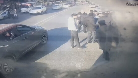 Bakıda bir qrup şəxs avtobusa hücum çəkib - ANBAAN VİDEO