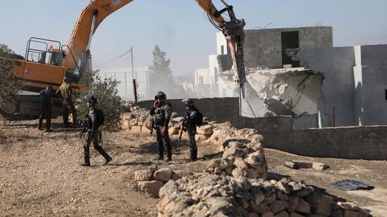 İsrail qüvvələri 8 fələstinlinin evini dağıdıb