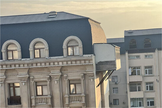 Bakıda binanın mansardına əlavə balkon inşa edildi - FOTO