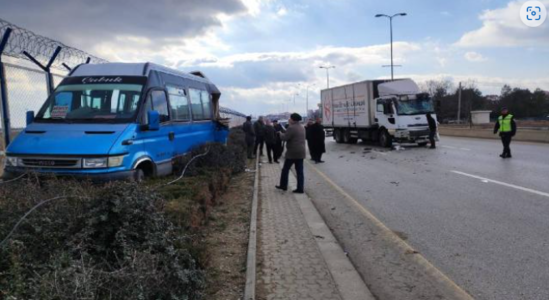 Ankarada yük maşını mikroavtobusla toqquşdu