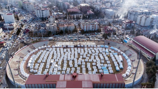 Kahramanmaraş stadionu çadır şəhərciyinə çevrildi - FOTO/VİDEO