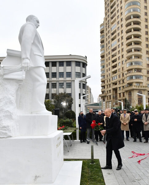 İlham Əliyev Bakıda görkəmli bəstəkar Tofiq Quliyevin abidəsinin açılışını edib