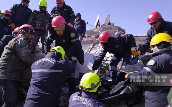 Azərbaycanın xilasediciləri dağıntılar altından daha bir qadının meyitini çıxarıb