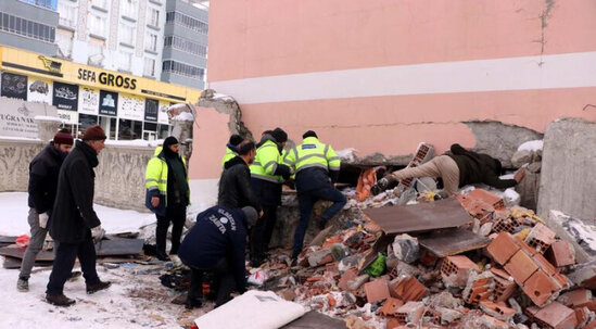 Zəlzələdə atası vəfat edən DHA müxbiri ümidlə anasını gözləyir - FOTO