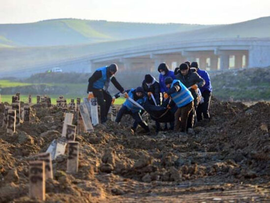 Sözün bitdiyi yer - Zəlzələ qurbanları dəfn edilir - FOTO