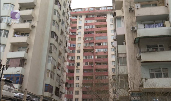 Bakıda bir-birinə yaxın tikilən təhlükəli binalar - VİDEO