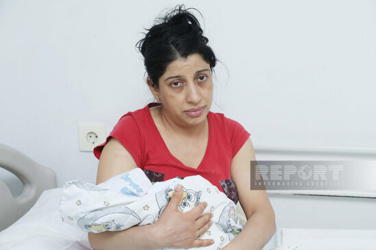 Dördgünlük körpəsi ilə zəlzələ bölgəsindən gələn qadın: "Güclə canımızı qurtardıq" - FOTO