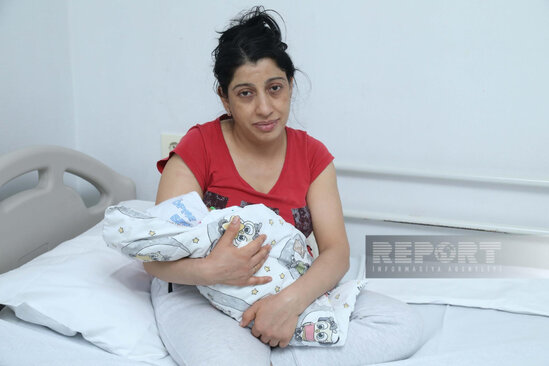 Dördgünlük körpəsi ilə zəlzələ bölgəsindən gələn qadın: "Güclə canımızı qurtardıq" - FOTO