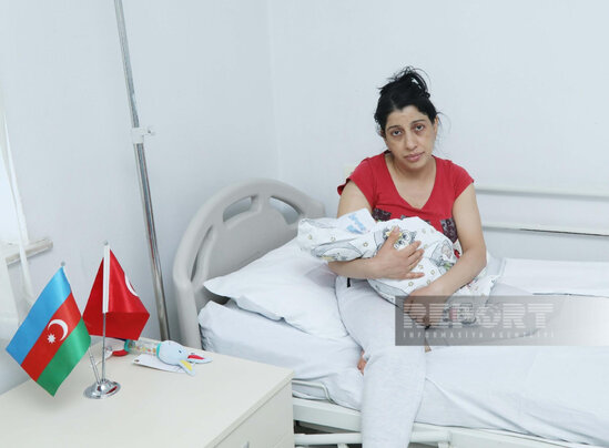 Dördgünlük körpəsi ilə zəlzələ bölgəsindən gələn qadın: "Güclə canımızı qurtardıq" - FOTO