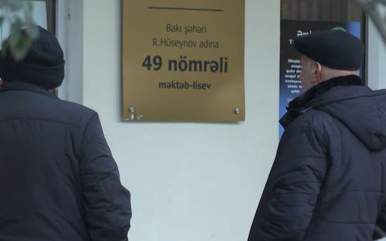 Bakıda müəllim şagirdlərdən dərsdən qaçmaqlarına göz yummağı müqabilində pul istəyib - VİDEO