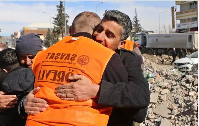 Dağıntılar altında qalan 13 yaşlı qız: "Çıxmağıma mane olursa, ayağımı kəsin!" - FOTO