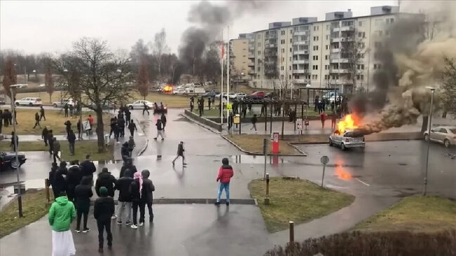 İsveçdə yenə "Qurani-Kərim"I yandırdılar - Polis müdaxilə etdi - FOTO