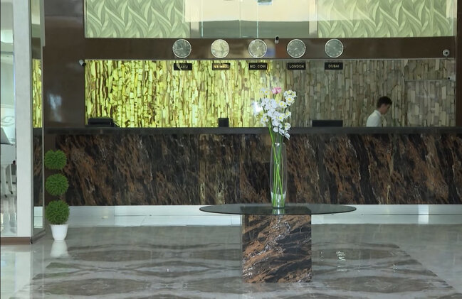 Bakıda kişinin sevgilisini 6-cı mərtəbədən atdığı oteldən görüntülər - VİDEO