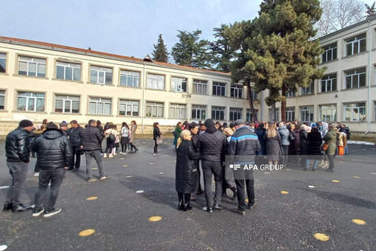 Üç gün əvvəl vəzifəyə təyin olunan direktora görə müəllim və valideynlər ayağa qalxdılar - FOTO