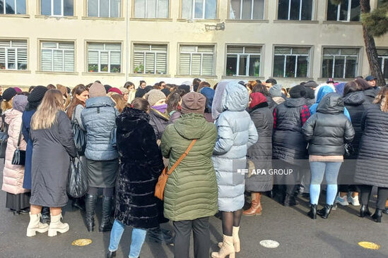 Üç gün əvvəl vəzifəyə təyin olunan direktora görə müəllim və valideynlər ayağa qalxdılar - FOTO