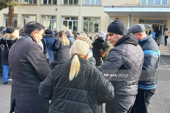 Üç gün əvvəl vəzifəyə təyin olunan direktora görə müəllim və valideynlər ayağa qalxdılar - FOTO