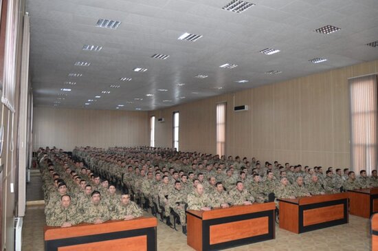 Hərbi hissələrdə şəxsi heyətin hüquqi bilikləri artırılır