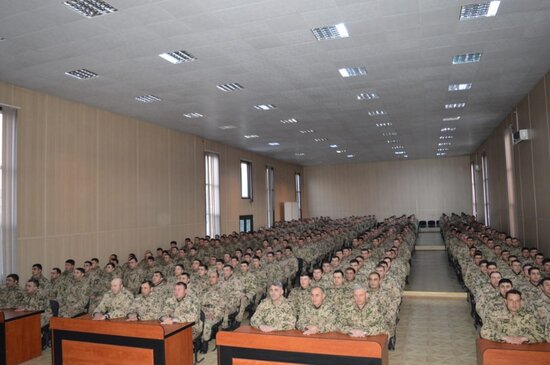 Hərbi hissələrdə şəxsi heyətin hüquqi bilikləri artırılır