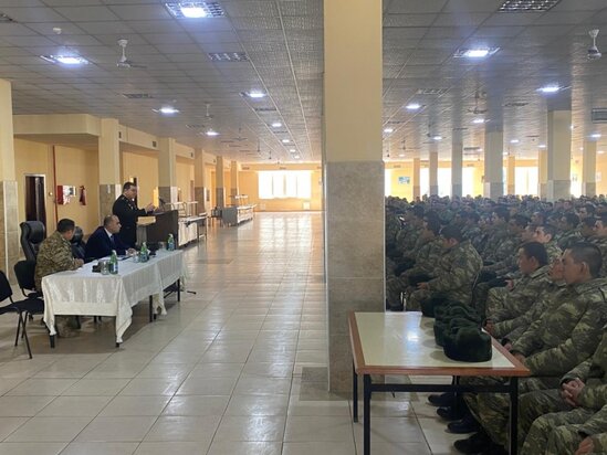 Hərbi hissələrdə şəxsi heyətin hüquqi bilikləri artırılır