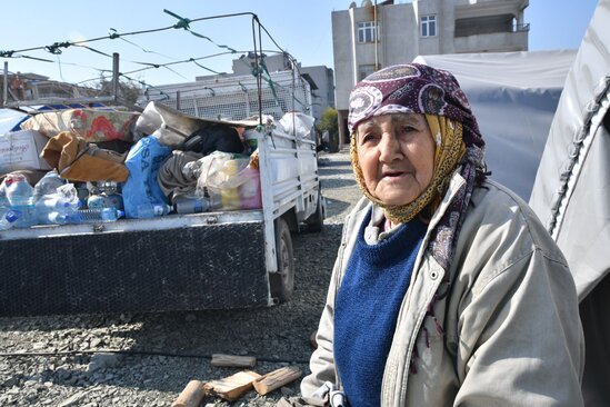 Zəlzələdə evsiz qalan ailələr üçün çadır şəhərciyi quruldu - Fotolar