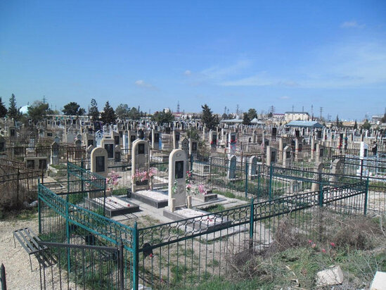 Bibisini qəbiristanlıqda döyərək öldürən şəxsin yenidən məhkəməsi başladı