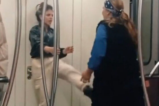 Bakı metrosunda qadınlar arasında dava - VİDEO